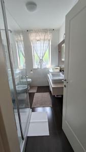 洛夫兰Apartman Sonja的浴室设有2个水槽和2面镜子