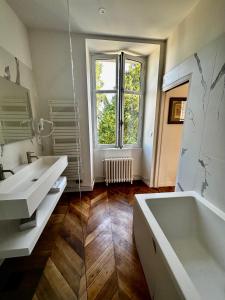 阿朗松Les Deux Marguerite的浴室配有白色浴缸和水槽