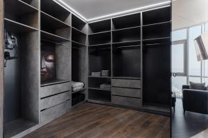 敖德萨Odesa Pearl Apartments的一间设有黑色墙壁和木地板的客房