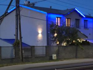 露米雅Virgo B&B Biznes Rumia的一边有蓝色灯的房子