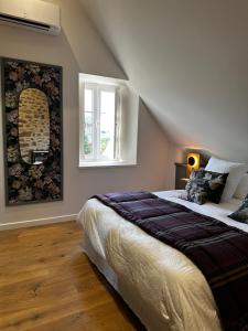 阿朗松Les Deux Marguerite的一间卧室设有一张大床和一个窗户。