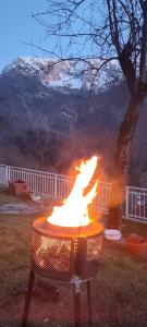 BordognaB&b I Pellegrini della Casèla的院子里烤炉上的火