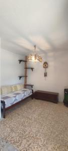 BordognaB&b I Pellegrini della Casèla的一间卧室配有一张床和一个吊灯