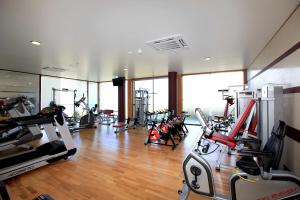 卡佩拉什谷船酒店的健身房,配有一系列跑步机和椭圆机
