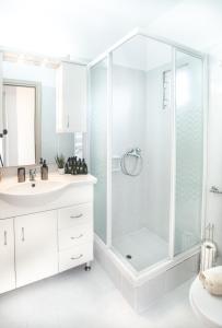 新马尔马拉斯Παραθαλάσσια Βίλα的带淋浴和盥洗盆的白色浴室