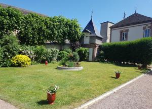 RuglesLe Clos Saint-Germain的草上放花盆的院子