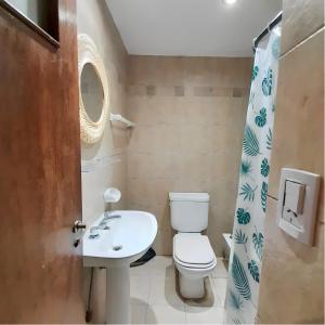 圣米格尔·德·图库玛Hotel La Terminal的浴室配有白色卫生间和盥洗盆。