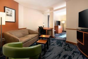 雷丁雷丁费尔菲尔德套房酒店的带沙发和平面电视的客厅