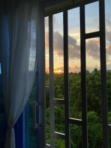 圣多明各Tiny Apartment By Merengue House的享有日落美景的窗户