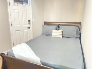 巴尔的摩On Ensor的一张带蓝色棉被的床和一个枕头