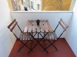 巴塞罗那佩蒂特普里塞普旅馆的一张木桌和两把椅子坐在窗边