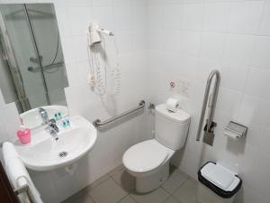 巴塞罗那佩蒂特普里塞普旅馆的浴室配有卫生间、盥洗盆和淋浴。