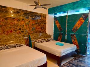 拉斯加勒拉斯Sunset Samana的客房设有两张床和壁画墙