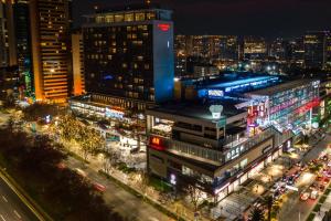 圣地亚哥圣地亚哥拉斯孔德斯万怡酒店的城市夜间交通景观