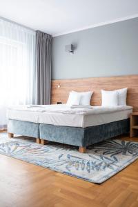 拉塔Ohana Space w Juracie的一间卧室配有一张大床和木制床头板