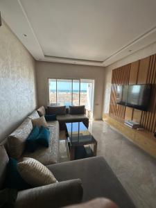 西迪拉哈尔Casa bay sidi rahal的带沙发和电视的客厅