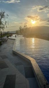 清迈Astra Sky River Chiang Mai的太阳下方的海水