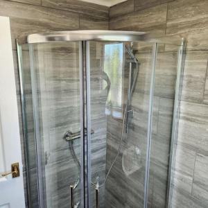 JarrowSunny South Shields House的浴室里设有玻璃门淋浴