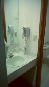 莱文沃思楔形山旅馆的浴室配有盥洗盆和吹风机