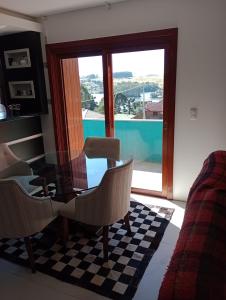 圣弗朗西斯科-迪保拉Estadia Barragem do Salto - Casa Mugam的客厅配有桌椅和窗户。