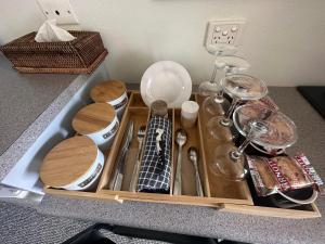 WarialdaSunflower Motel的盘子盘子,盘子,餐具在柜台上