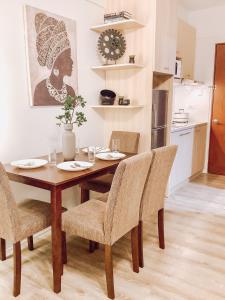 巴科洛德AZRA Bacolod at Mesavirre Garden Residences的厨房里配有餐桌和椅子