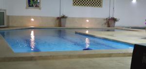 巴兰基亚Palmagua的大楼内的一个蓝色海水游泳池