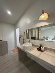 沙美岛Kala Krang Nueng的一间带水槽和大镜子的浴室