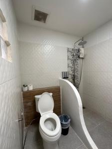 沙美岛Kala Krang Nueng的一间带卫生间和浴缸的浴室