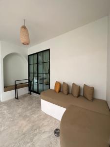 沙美岛Kala Krang Nueng的客厅配有沙发和桌子