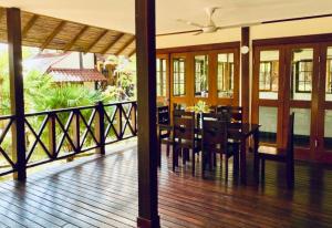 TelukmataikanPrivate Tropical 3 Bedroom Villa - Nongsa Village Batam的用餐室以及带桌椅的阳台。