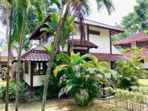 TelukmataikanPrivate Tropical 3 Bedroom Villa - Nongsa Village Batam的前面有棕榈树的房子