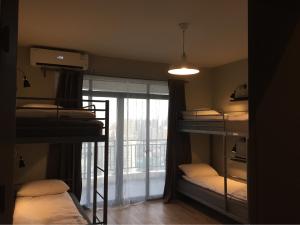 上海Ma Cherie Homestay的客房设有三张双层床和一扇窗户。