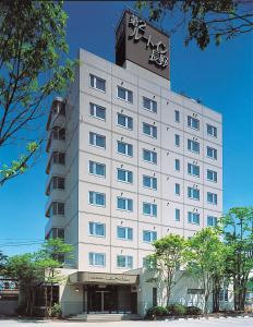 长野第二长野路线酒店的一座白色的大建筑,上面有标志
