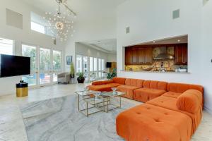 洛杉矶Beverly Hills City View Mansion的客厅配有橙色沙发和平面电视。
