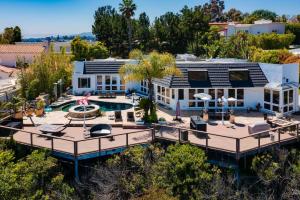 洛杉矶Beverly Hills City View Mansion的享有带游泳池的房屋的空中景致