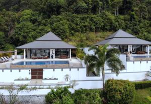 高兰Kulraya Villas - Luxury Serviced Pool Villas (A)的享有带游泳池的房屋的空中景致
