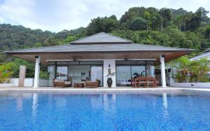 高兰Kulraya Villas - Luxury Serviced Pool Villas (A)的房屋前带游泳池的凉亭