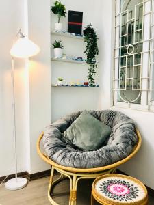 河内Mika Homestay Simple & Cozy的客房内的圆椅和枕头