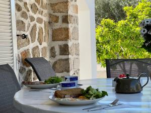 斯派赛斯Villa Ancora Spetses的一张桌子,上面放着两盘食物