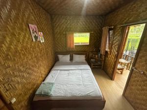 特特巴图Mysha Guest House-Lombok的一间小卧室,卧室内配有一张床铺