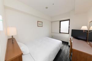 奈良奈良华盛顿广场酒店的一间白色卧室,配有床和电视
