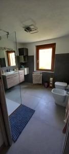 Villa MinozzoCasa Christine的一间带卫生间和水槽的浴室