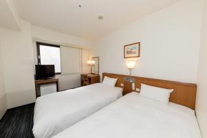 奈良奈良华盛顿广场酒店的酒店客房设有两张床和电视。