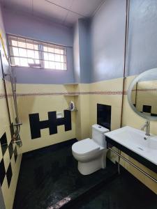 北赖Homestay Taman Pauh Jaya, Seberang Perai, Bukit Mertajam的一间带卫生间和水槽的浴室