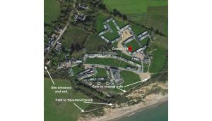 Brading2 Bedroom Chalet SB113, Sandown Bay, Isle of Wight的海滩上一座大厦的大致地点地图