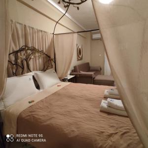 阿莫利亚尼岛卡斯塔利亚公寓式酒店的一间卧室,卧室内配有一张大床