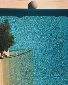 利帕里泊蒂嫩蒂海湾酒店的水池的画,带有球
