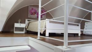 梅伦杜尼奥Casa d 'Amare的白色的房间,设有床和楼梯