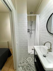 埃普拉特约布里加Barcelona PR Guesthouse的白色的浴室设有水槽和淋浴。